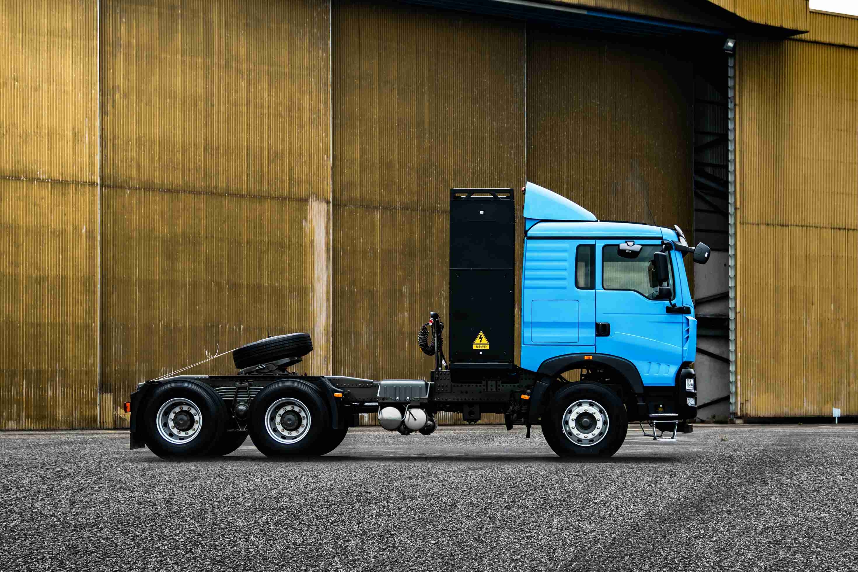 HOWO-TX EV 6x4 tractor (2)